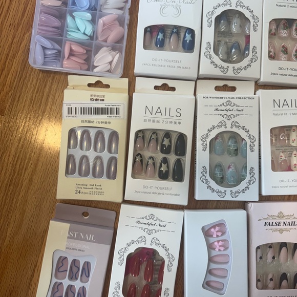 Assorted Press-On Nails Set - Picture 7 of 7